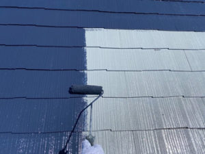 屋根、中塗りをしています。スーパーシャネツサーモSiという塗料です。