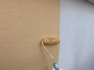 外壁塗装、中塗り中です。使用塗料はエスケープレミアムシリコン、お色はアプリコット（3分艶）です。