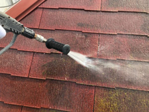 屋根の高圧洗浄です。