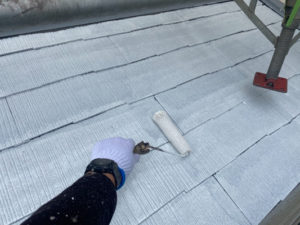 下屋根、下塗りをしています。使用塗料はサーモアイシーラーです。