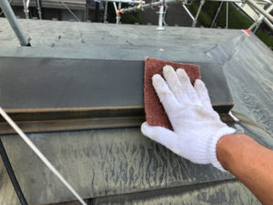 こちらは屋根、棟板金にケレンをかけています。ケレンではサビ等を落とし、塗装面をキレイにします。