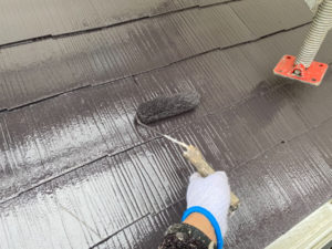 下屋根、上塗りをしています。使用塗料はサーモアイ4Fのクールディープグレーです。
