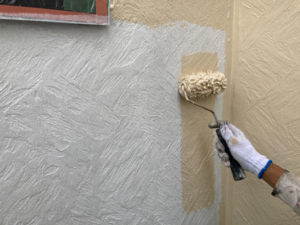 こちら、２階の外壁を塗装しています。中塗りです。お色はペールビスケット（3部艶）です。