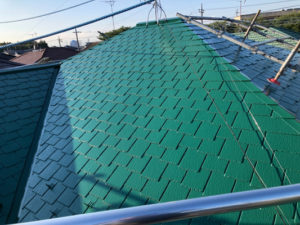 屋根は、中塗り後、上塗りをして完成です。鮮やかな緑でいいですね！