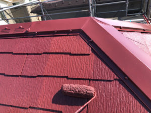 屋根上塗りです。お色はバーガンディです。