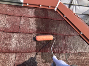 屋根下塗り１回目。ファイン浸透シーラーを塗布しています。