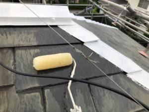 マイルドシーラーEPOという塗料で、屋根の下塗りをしています。