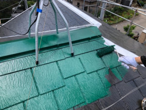 屋根、中塗りをしています。使用塗料はエスケープレミアムルーフSiのRC-114ディープグリーンというお色です。