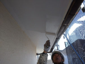 軒天の塗装をしています。