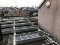 施工前、屋上のお写真です。太陽光パネルが設置されておりましたが、屋上に防水加工はされていませんでした。