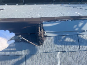 屋根板金、中塗りをしています。