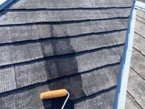 屋根です。ファイン浸透シーラーで下塗り１回目をしています。