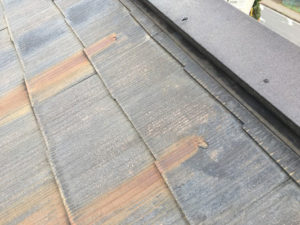 屋根のお写真です。未塗装跡のほか、錆汁による汚れが付着しています。錆汁の発生箇所は水が通るため、他の箇所よりも劣化が進行しやすく、もらい錆の原因となります。