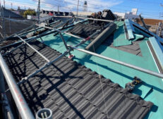 新しい屋根材は、LIXILのTルーフクラシックを使用。