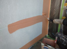 外壁の中塗りをしています。