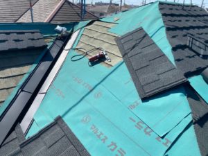 LIXILのTルーフモダンを使用です。既存の屋根を撤去せず、新しい屋根材をかぶせる工事です。