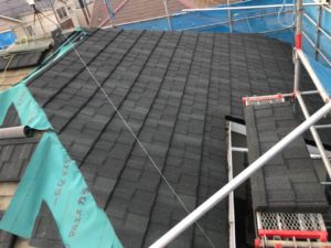 塗り替えでは不十分な、傷みのはげしい屋根では重ね葺きをおすすめします。