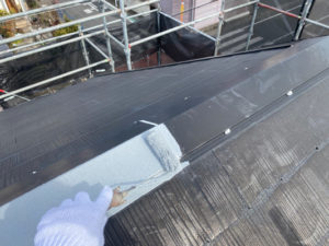 屋根棟板金に錆止めを塗っていきます。