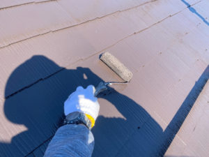屋根、上塗り2回目です。