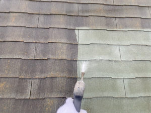 屋根、高圧洗浄をしています。