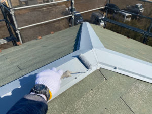 屋根棟板金に錆止めを塗布しています。