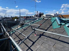 今回、屋根の重ね葺き工事をします。既存の屋根に防水シートを敷き、新しい屋根材を被せていきます。