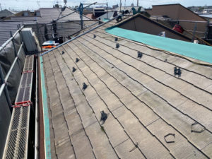 既存の屋根の上に、防水シートを貼っていきます。