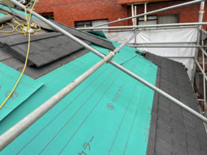 重ね葺きは既存の屋根をそのままに、上から防水シートを貼り、新しい屋根材を設置していきます。