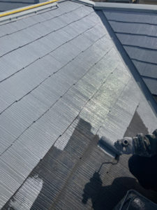 屋根、下塗り1回目です。サーモテックシーラーを塗布しています。