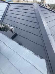 屋根、中塗りをしています。使用塗料は、スーパーシャネツサーモSiです。お色はカーボングレーです。