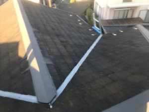広い範囲で塗膜の劣化が見られます。防水機能が弱い為、水を吸収しやすく、屋根材自身及び塗膜の早期劣化の原因になります。