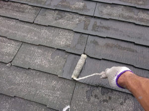 屋根、下塗り１回目をしています。