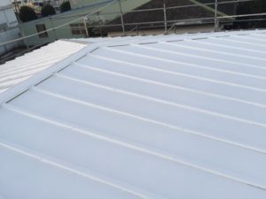 屋根は下から見えないため、遮熱効果の高い白を選びました。