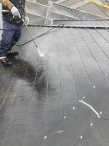 こちらは屋根です。高圧洗浄をしています。