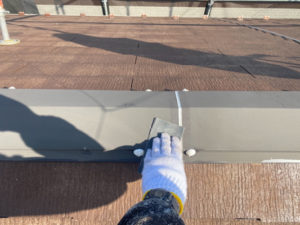 屋根板金のケレン作業です。塗装面の錆びを取ったり綺麗にします。