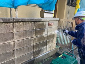 こちらはブロック塀の高圧洗浄中です。みるみるキレイになっていきます！