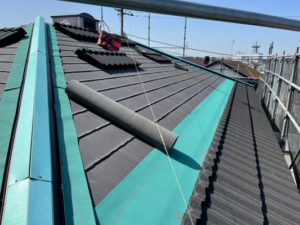 葺き替えでは既存屋根を撤去せず、新しい屋根材を上に載せていきます。防水シートを敷き、その上から新しい屋根材を設置していきます。