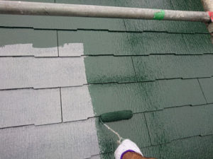 屋根、中塗りをしています。