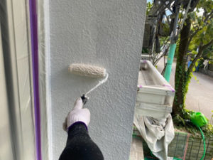 外壁、下塗り二回目です。エスケー弾性プレミアムフィラーを塗布しています。