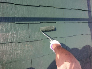 屋根、上塗りをしています。