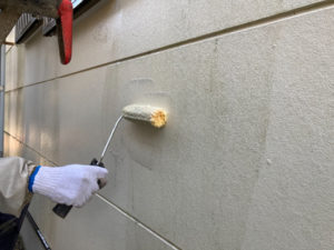 外壁を洗浄しております。バイオ洗浄で洗浄剤を塗布していきます。
