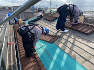 防水シートの上から、新しい屋根材を取り付けます。