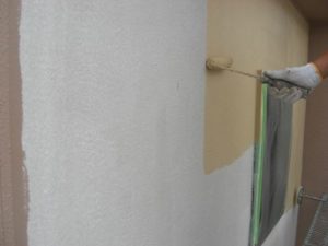 こちらは外壁塗装、施工中です。お色はミッドビスケットです。