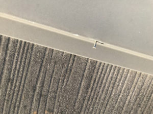 板金部においては、コーキングの劣化のほか、固定用の釘が浮いてきているのがわかります。打ち込み直しや、釘頭のコーキング処理を行っておくと安心です。