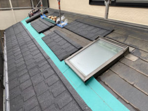 上から被せる屋根材は超軽量で丈夫なLIXIL（リクシル）のTルーフです。