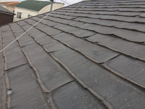 抄造法の屋根材特有の層間剝離が発生しています。屋根材の防水機能が低下し、内部への水分の浸入が懸念されます。