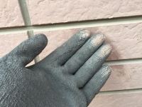 こちらは施工前の外壁です。塗装が劣化するとこのように触った時、粉がついてしまいます。