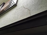 このように外壁を触って粉がついてしまうのは、劣化しているサインです。（チョーキング）