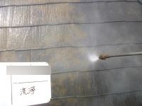 こちらは屋根の洗浄中です。塗装前に高圧洗浄機で汚れを落とします。