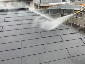 屋根、高圧洗浄をしています。